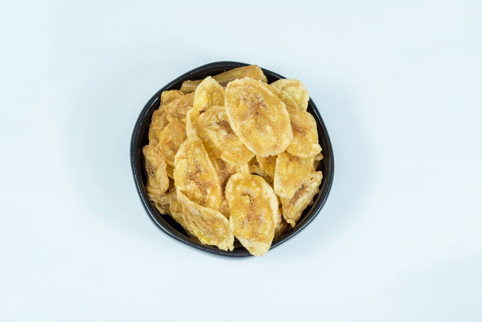 Tajadas crujientes de plátano RioChips servidas en un bowl